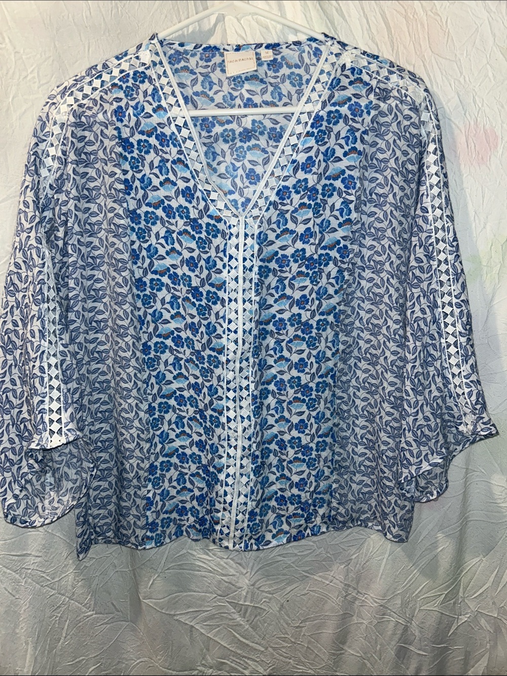 Zac & Rachel Blue and White Floral V-Neck blouse size medium